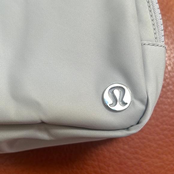 Lululemon 🍋 Silver Drop ➡️LARGE⬅️ (2L) Everywhere Belt Bag New With Tags - Picture 3 of 5